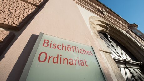 Bischöfliches Ordinariat steht auf einem Schild der Diözese Eichstätt / © Armin Weigel (dpa)