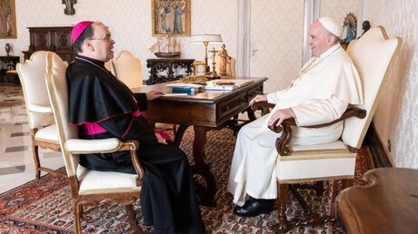 Bischof Bertram Meier bei einer Privataudienz im Vatikan / © Vatican Media/Romano Siciliani (KNA)