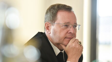 Bischof Georg Bätzing im Profil / © Harald Oppitz (KNA)