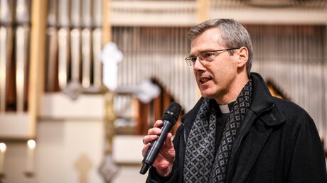 Bischof Heiner Wilmer während einer Rede / © Harald Oppitz (KNA)
