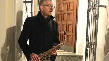 Bischof Kohlgraf spielt Saxophon für Pfadfinder (Bistum Mainz)