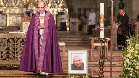 Bischof Rudolf Voderholzer zelebriert das Requiem für Georg Ratzinger / © Uwe Moosburger (KNA)