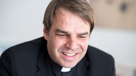 Bischof Stefan Oster im Portrait / © Lukas Barth (KNA)