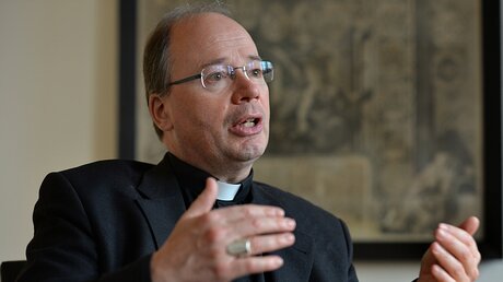 Bischof Stephan Ackermann in einem Gespräch / © Harald Tittel (dpa)