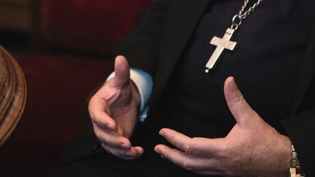 Bischofskreuz und Hände von Kardinal Jean-Claude Hollerich / © Sven Becker (KNA)