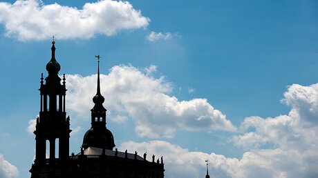 Silhouette der Hofkirche in Dresden (links) / © Arno Burgi (dpa)