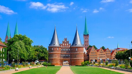 Blick auf das Holstentor in Lübeck / © JethroT (shutterstock)