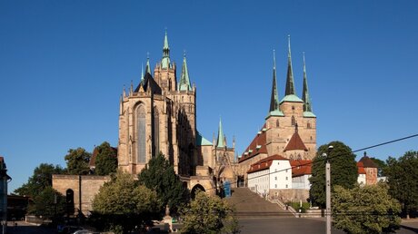 Blick auf den Dom Sankt Marien (l.) und die Sankt-Severi-Kirche (r.) in Erfurt / © Roger Hagmann (KNA)