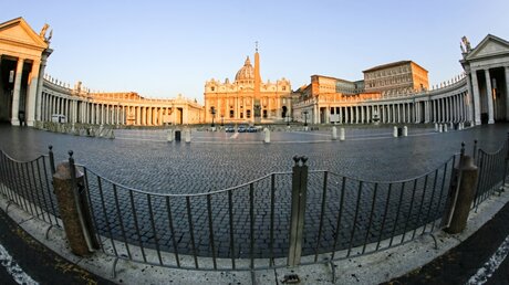 Blick auf den menschenleeren Petersplatz und Petersdom im Vatikan / © Romano Siciliani (KNA)