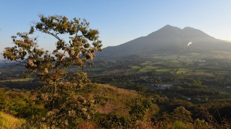 Blick auf den Vulkan Chichontepec in El Salvador / © Joachim Heinz (KNA)
