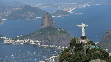 Blick auf den Zuckerhut und die Christus-Statue in Rio de Janeiro / © Marcelo Sayao/efe/epa (dpa)