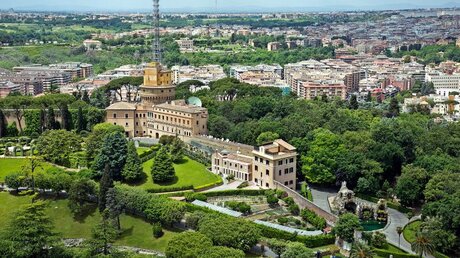 Blick auf die Vatikanischen Gärten mit dem Verwaltungsgebäude und dem Sendemast von Radio Vatikan (l.), dem Kloster Mater Ecclesiae (m.) und der Lourdes-Grotte (r.) / © Romano Siciliani (KNA)
