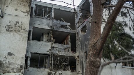 Blick auf ein beschädigtes Gebäude in Israel / © Ilia Yefimovich (dpa)