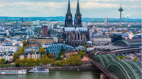 Blick auf Innenstadt und Dom in Köln / © Romas_Photo  (shutterstock)