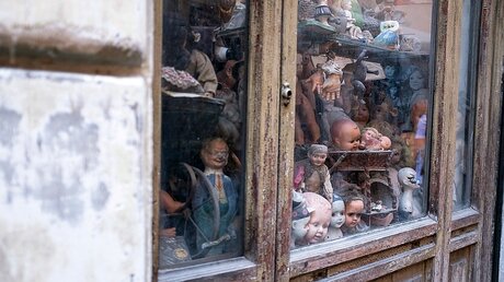 Blick durch das Fenster eines "Puppendoktors" / © Johnny Be Good (shutterstock)