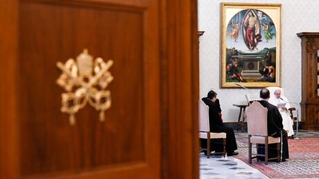 Blick durch die geöffnete Tür auf Papst Franziskus im Vatikan / © Romano Siciliani (KNA)