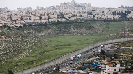 Blick über die Mauer der israelischen Sperranlage von Hizma im Westjordanland auf Jerusalem / © Corinna Kern (KNA)