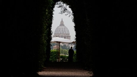 Blick vom Aventin in Rom auf die Kuppel des Petersdoms im Vatikan / © Paul Haring (KNA)