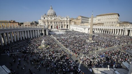Blick während der Heiligsprechungsfeier auf den Petersplatz / © Giuseppe Lami (dpa)