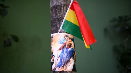 Bolivianische Fahne an Marienbild / © Tobias Käufer (KNA)