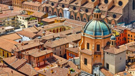 Bologna, Italien: Aussicht auf die Kuppel der mittelalterlichen Kathedrale Heiligtum Santa Maria della Vita / © Yasonya (shutterstock)