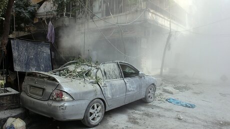 Keine Ende in Sicht: Immer wieder fallen Bomben auf Aleppo / © Str (dpa)