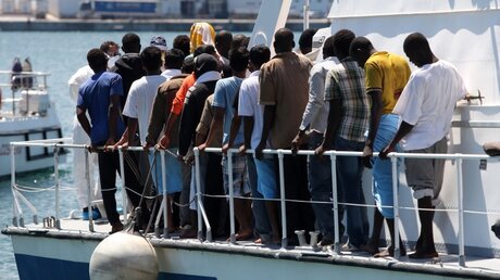 Bootsflüchtlinge verlassen Rettungsschiff / © Igor Petyx (KNA)