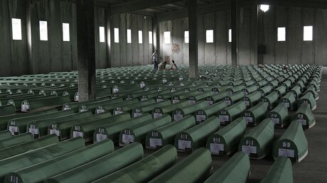 Bosnische Muslime vor Särgen von Opfern des Massakers von Srebrenica (Archiv 2007) / © Amel Emric (dpa)