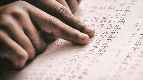 Braille-Schrift lesen / © Vectorfusionart (shutterstock)