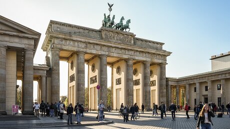 Brandenburger Tor und Pariser Platz in Berlin / © Julia Steinbrecht (KNA)
