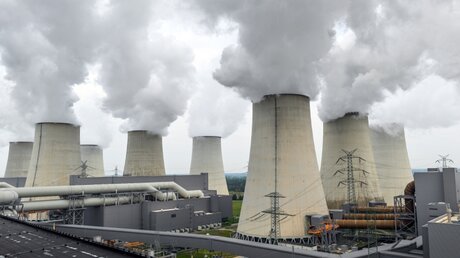 Braunkohlekraftwerk der Lausitz Energie Bergbau AG / © Patrick Pleul (dpa)