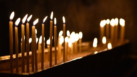Kerzenschein taucht die Kirchen in besonderes Licht / © Elisabeth Schomaker (KNA)