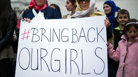 "Bringt unsere Mädchen zurück": Einsatz für die entführten Schülerinnen in Nigeria / © Maja Hitij (dpa)