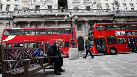 Berühmte Doppeldeckerbusse in London / © Andy Rain (dpa)