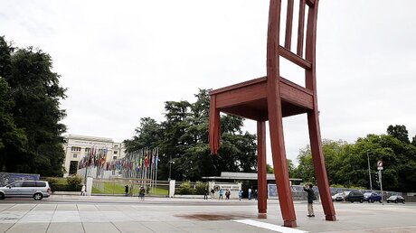 Skulptur "Broken Chair" als Symbol für Minenopfer weltweit, errichtet durch Handicap International / © Magali Girardin (dpa)