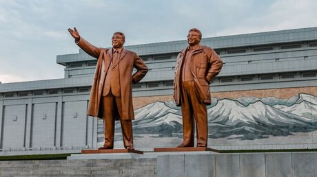 Bronzestatuen von Kim Il Sung and Kim Jong Il in Nordkorea / © Mikhail Priakhin (shutterstock)