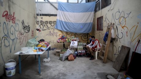 Buenos Aires: Freiwillige Helfer bereiten Essenspakete für Bedürftige vor / © Natacha Pisarenko (dpa)