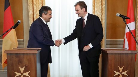 Bundesaußenminister Gabriel reicht dem Großkanzler des Malteserordens,  Albrecht von Boeselager, die Hand. / © Remo Casilli (dpa)