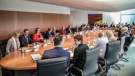 Bundeskanzlerin Angela Merkel (CDU), eröffnet die Sitzung des Bundeskabinetts im Kanzleramt / © Michael Kappeler (dpa)