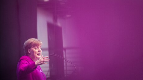  Bundeskanzlerin Angela Merkel (CDU) spricht im Rahmen des Katholikentages. / © Marcel Kusch (dpa)