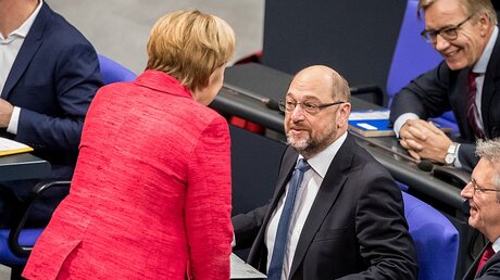 Bundeskanzlerin Angela Merkel (CDU) spricht mit dem SPD-Vorsitzenden Martin Schulz (Archiv) / © Michael Kappeler (dpa)