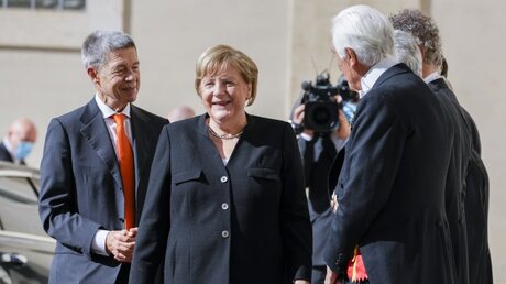 Bundeskanzlerin Angela Merkel und ihr Ehemann Joachim Sauer (links) kommen im Vatikan an / © Andrew Medichini/AP (dpa)