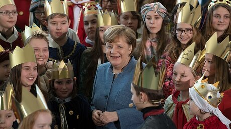 Bundeskanzlerin Merkel empfängt die Sternsinger / © Soeren Stache (dpa)