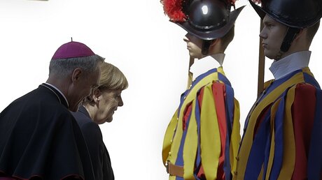 Angela Merkel trifft im Vatikan ein / © Andrew Medichini (dpa)