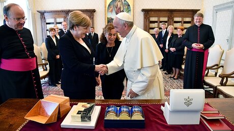 Geschenke: Für den Papst hat Merkel Brotaufstrich aus Argentinien mitgebracht / © Ettore Ferrari (dpa)