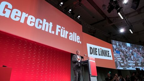Der Parteivorsitzende der Linken, Bernd Riexinger, beim Bundesparteitag der Linken in Hannover. / © Peter Steffen (dpa)