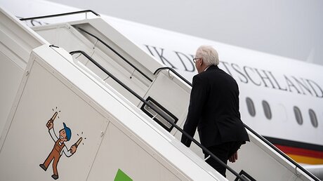 Bundespräsident Frank-Walter Steinmeier steigt ins Flugzeug / © Bernd von Jutrczenka (dpa)