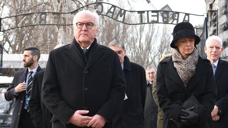 Bundespräsident Frank-Walter Steinmeier und seine Frau Elke Büdenbender bei Holocaust-Gedenkfeier / © Britta Pedersen (dpa)