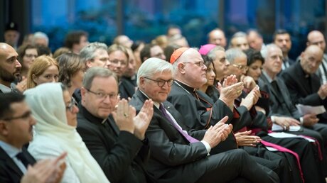 Bundespräsident Steinmeier (4.v.l.n.r.) und Kardinal Reinhard Marx beim Festakt zu 40 Jahren CIBEDO  / © Gordon Welters (KNA)