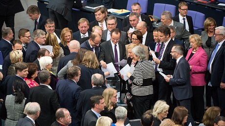 Abstimmung über den Gesetzentwurf zur Sterbehilfe  / © Bernd von Jutrczenka (dpa)